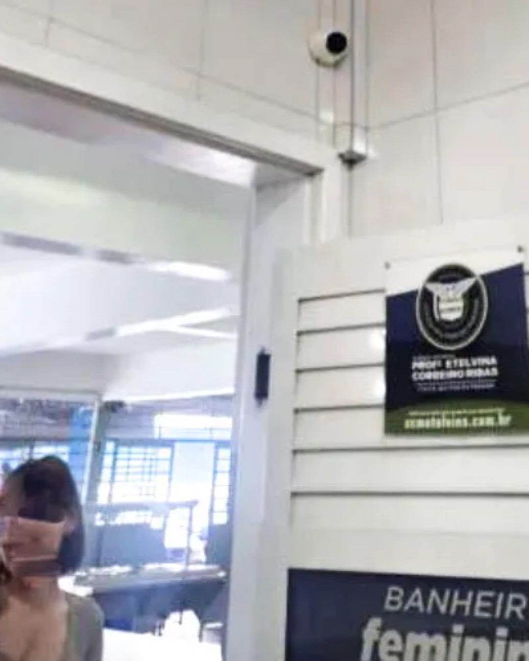Comissão confirma câmera em banheiro e presença de pessoa sem autorização em colégio estadual
