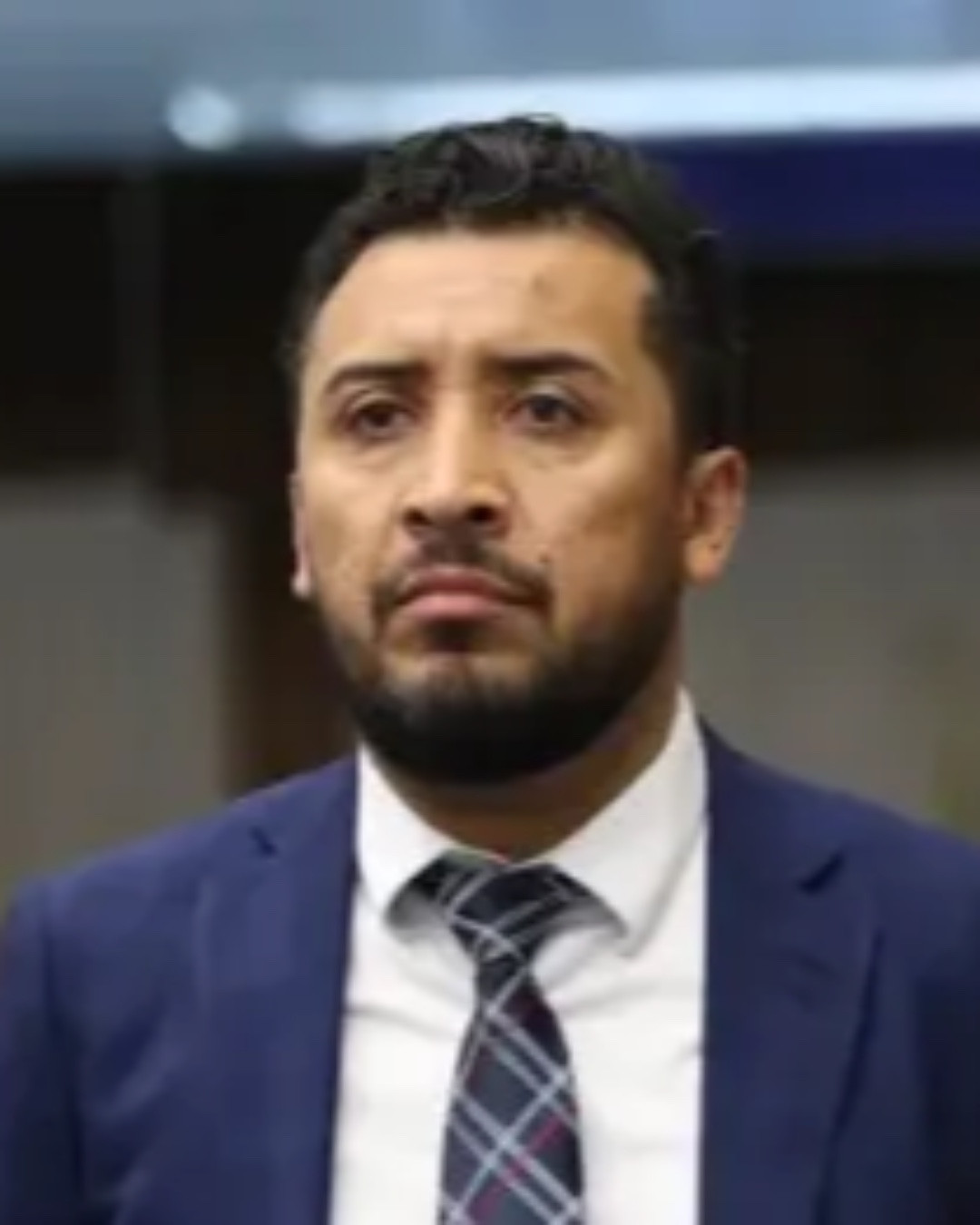 Deputado Adriano José recebe aposentadoria enquanto mantém mandato e verba pública entra na mira