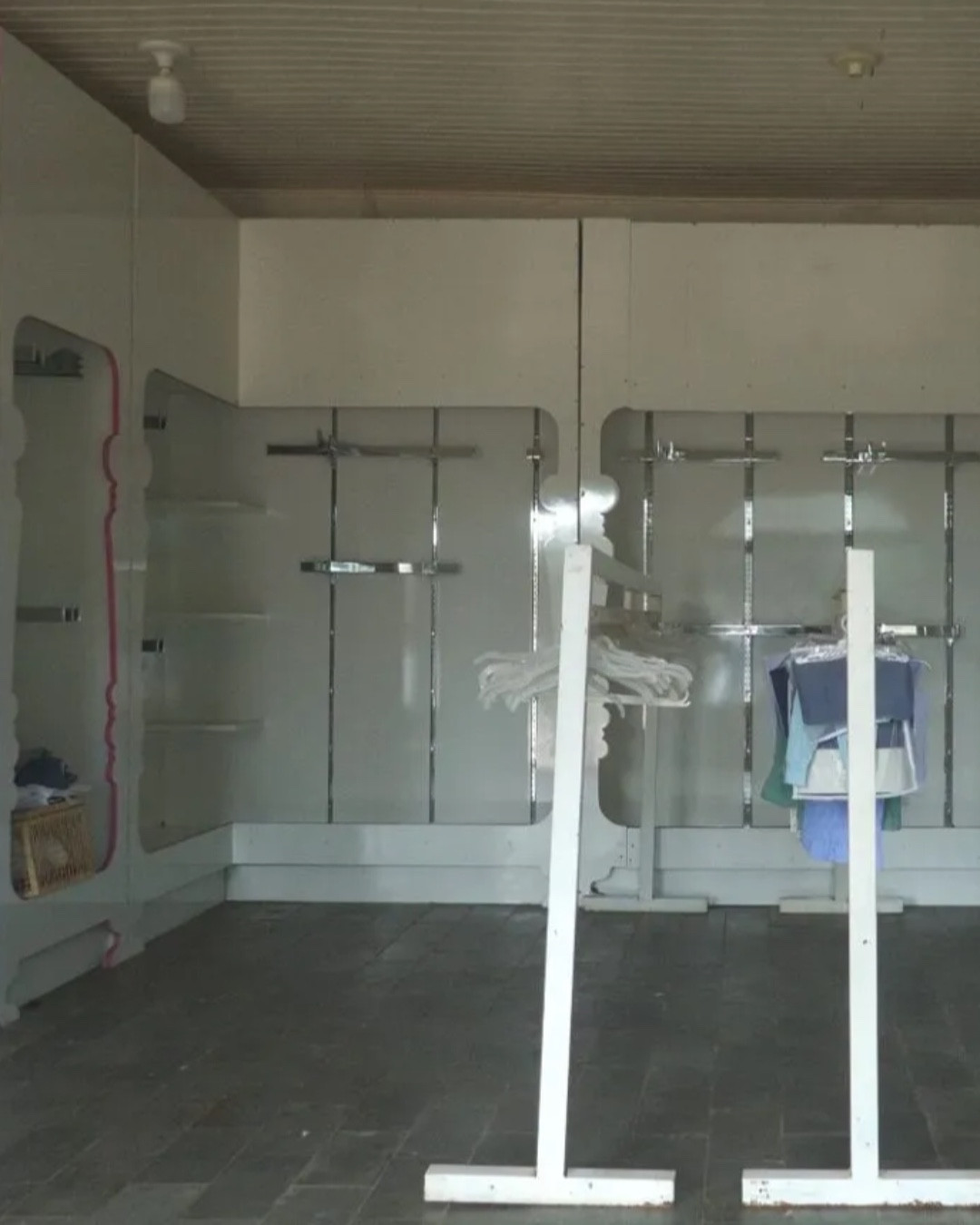 Empresa que recebeu R$ 21 milhões do Banco Master tem sala vazia na frente e casa ligada a contador de Ratinho nos fundos