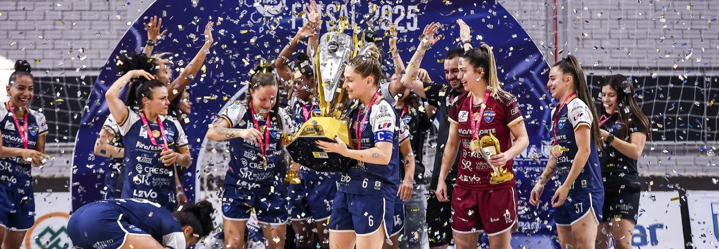 Faltam dois jogos para o tri do Stein na Liga Feminina de Futsal