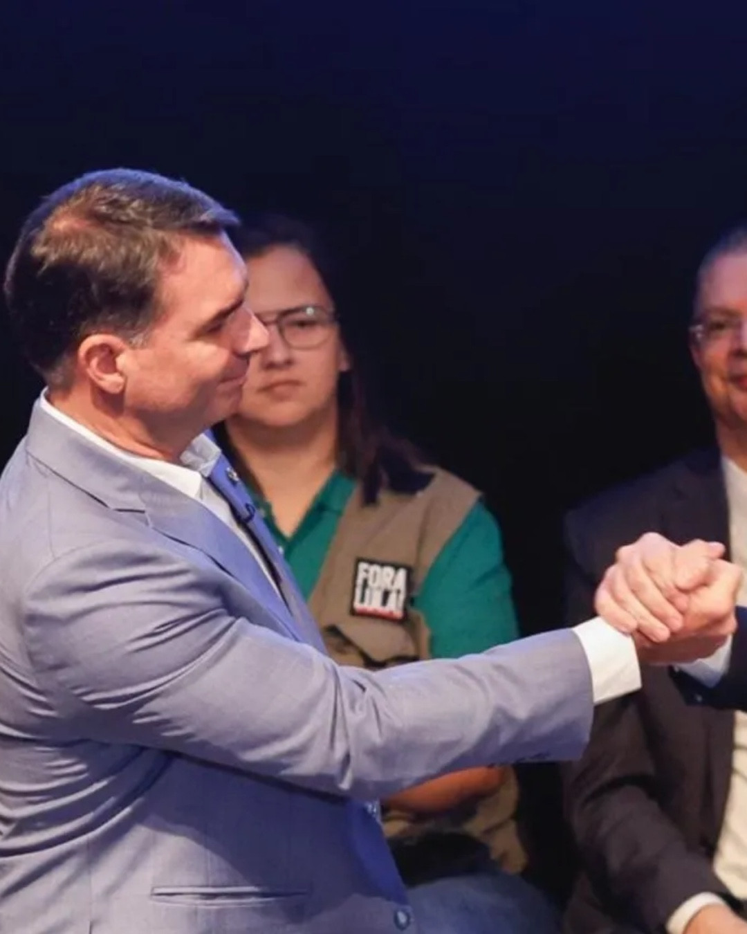 Flávio Bolsonaro entra na disputa do Paraná e crava: “Nosso candidato é Sergio Moro”