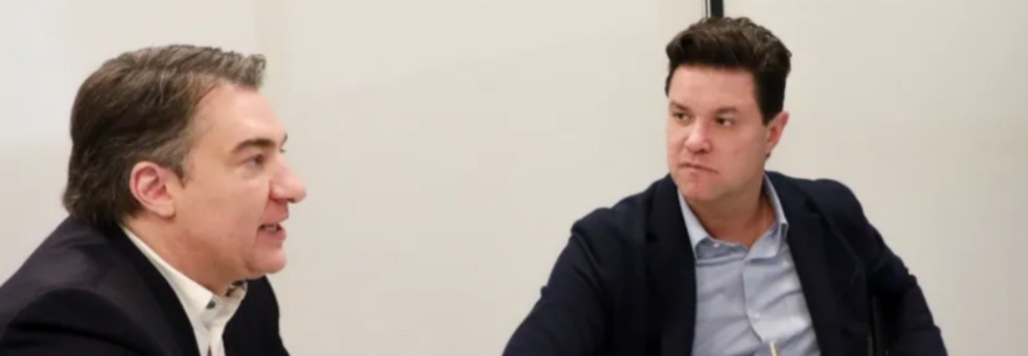 Giacobo estreia em pesquisa ao governo e aparece à frente de Guto Silva, nome do grupo de Ratinho Jr.