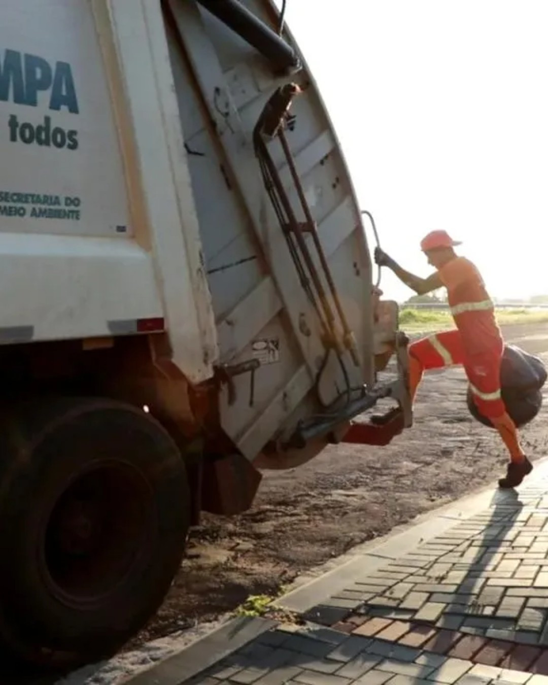 Licitação de R$ 438 milhões para lixo em Cascavel levanta questionamentos após série de contratos emergências
