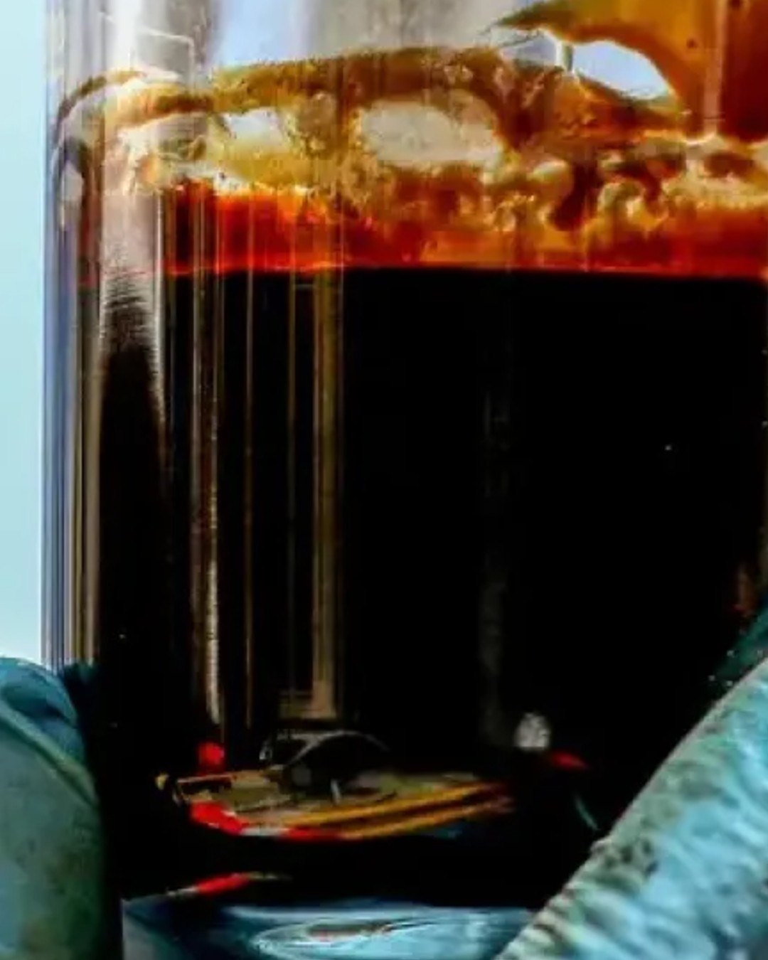 Petróleo dispara: Barril encosta em US$ 111 após Trump anunciar ofensiva militar no Irã