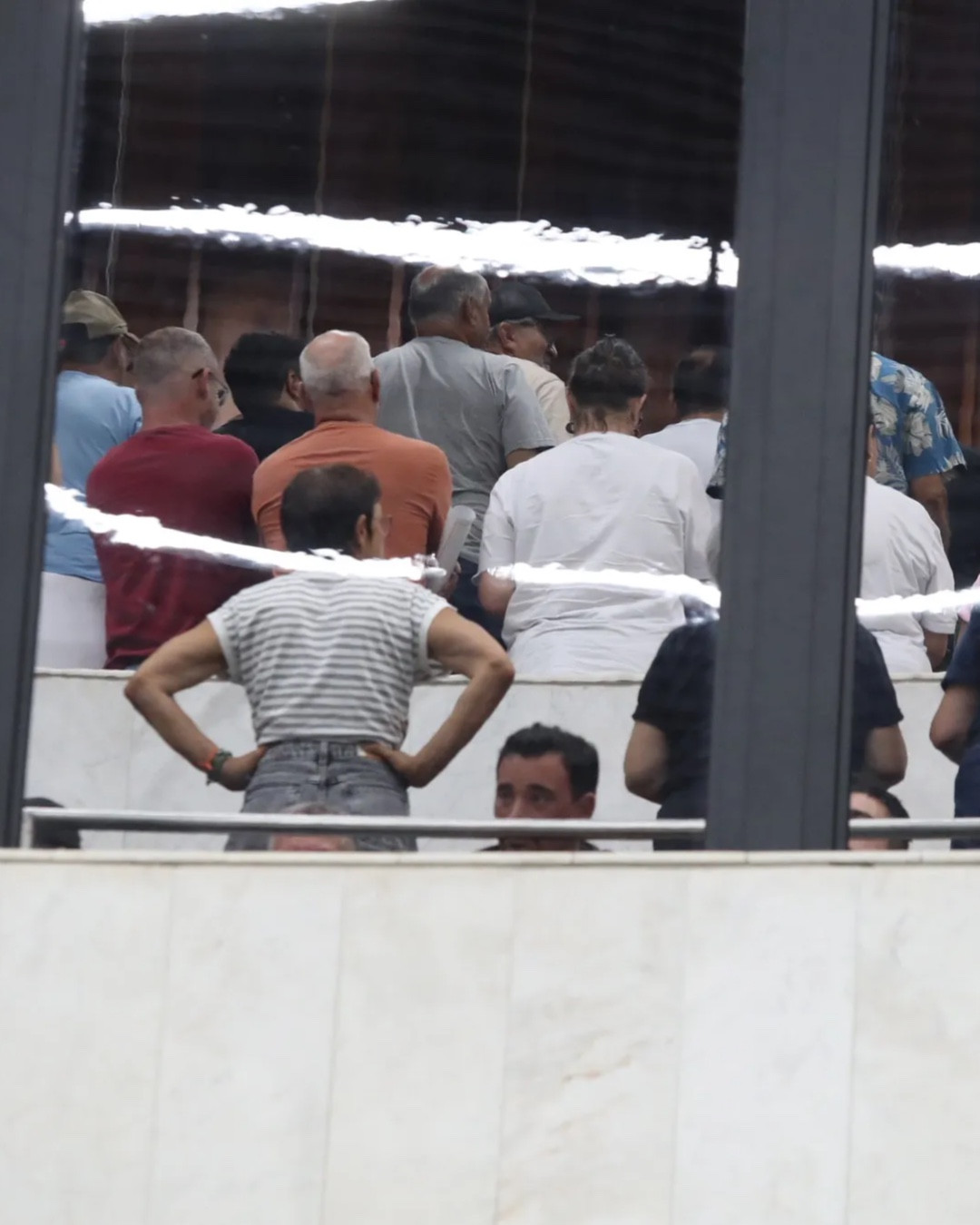 Pressão de servidores domina sessão e governo promete pacote com data-base para votação imediata