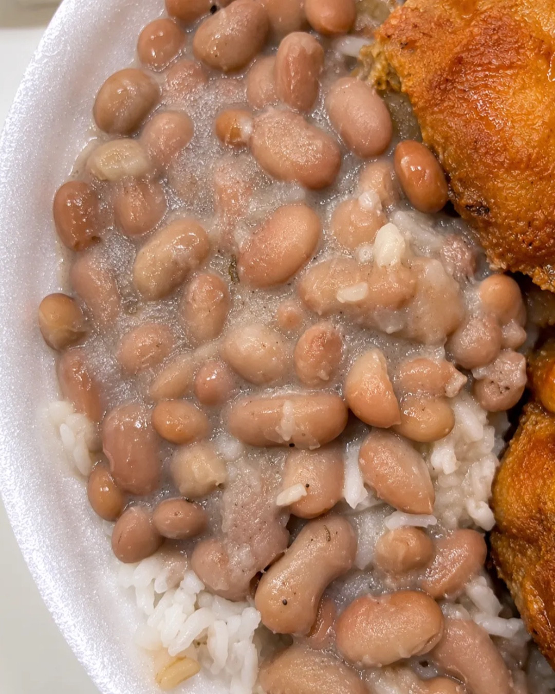 Prints revelam comida azeda servida a trabalhadores em hospital administrado pela CIS
