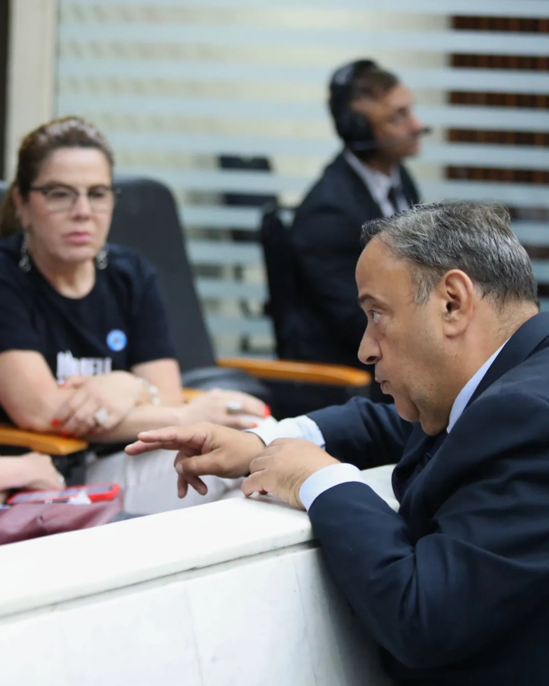 Reajuste de 5% expõe defasagem de 52% e amplia crise com servidores no Paraná